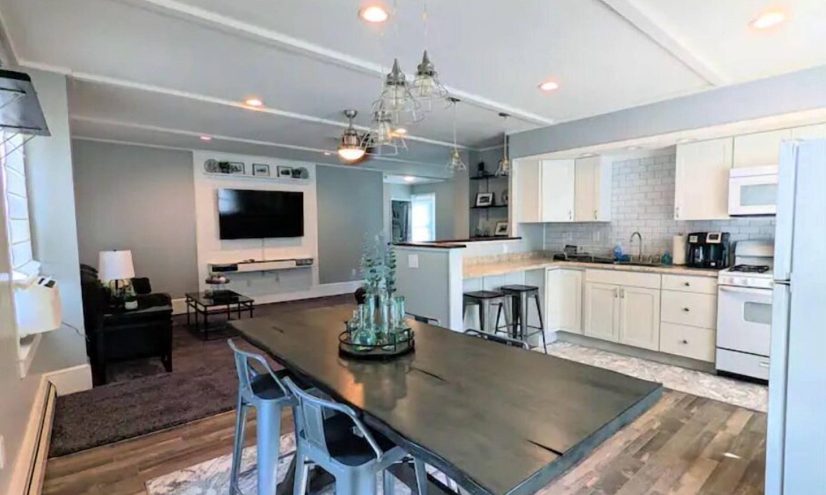 Almond Apartment | Spacious & Private Modern Apartment in Historic Homen