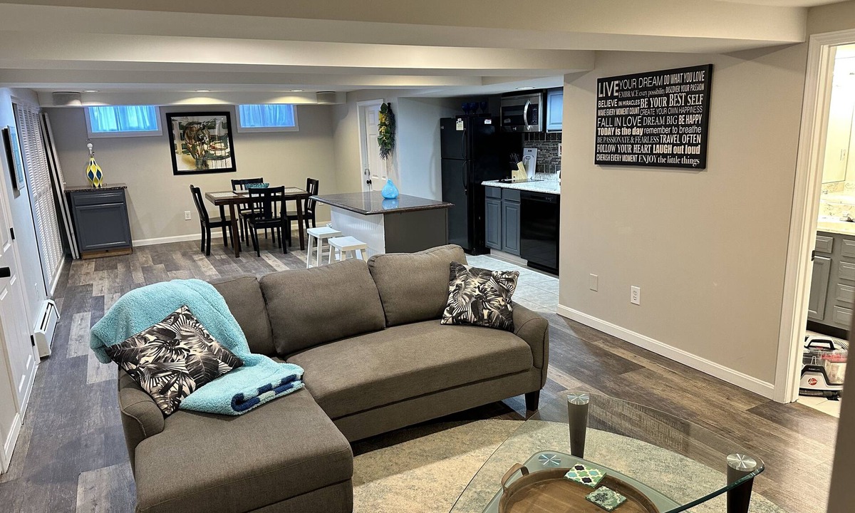 Lyndon House | Spacious, private1 bed/1bath w/steam sauna