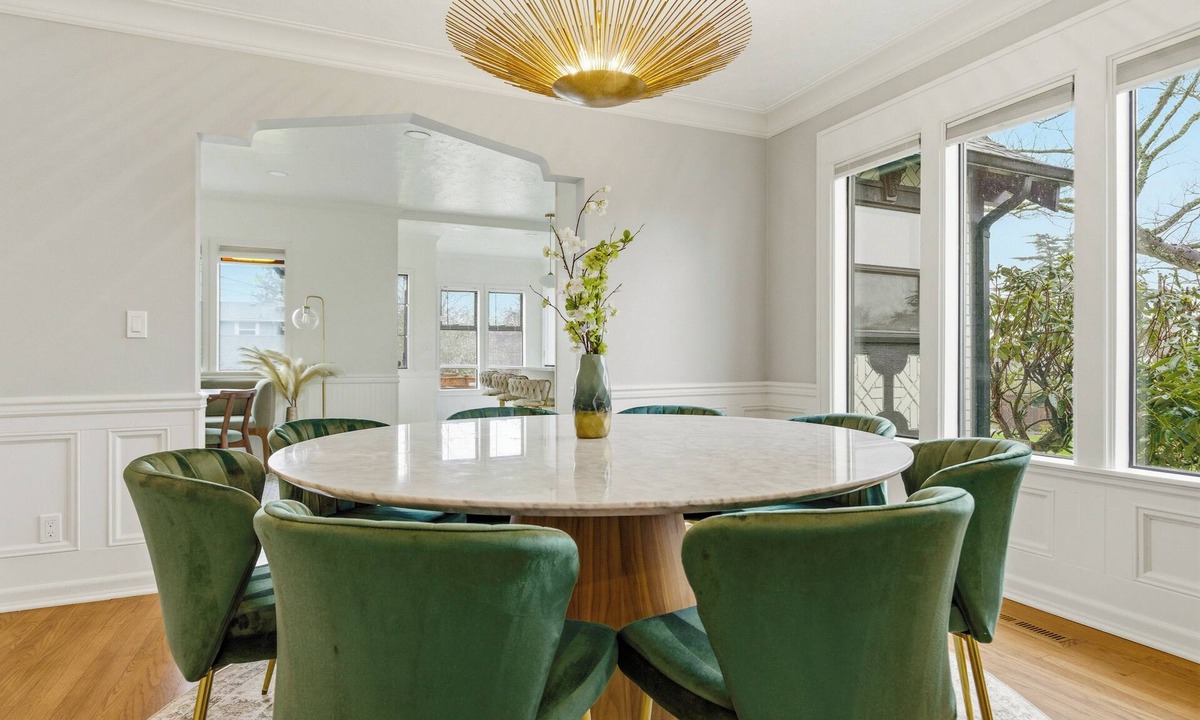North End House | Spacious Proctor Tudor - Sleeps 16 - Dog Friendly - Walkable
