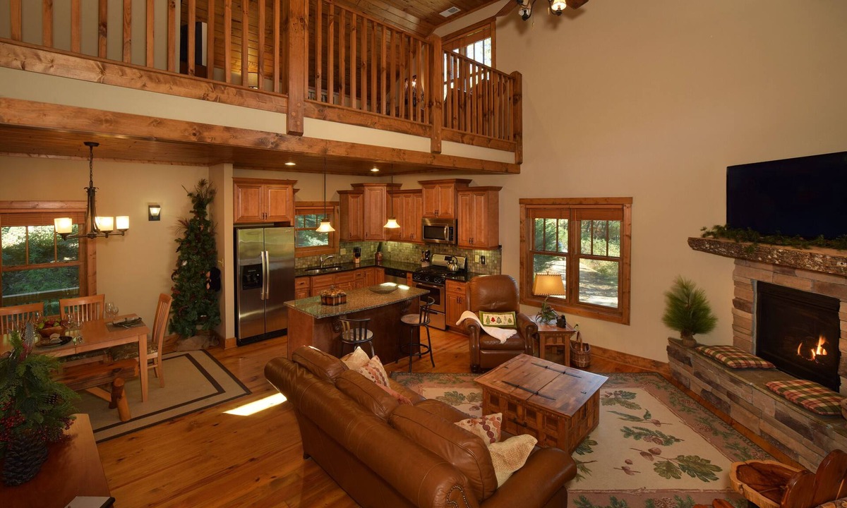 Apple Ridge Cabin | 🍁Spacious Pvt 3-Level 2-Deck Lodge🍁2Grt Rm/3K/2T/3Bunk🍁Fireplace🍁Foosball🍁