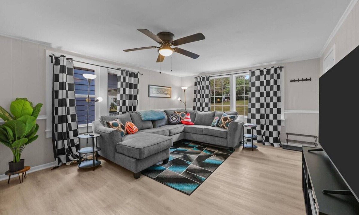 Concord House | Spacious & Race-Ready | Mins to Speedway | Sleeps 6