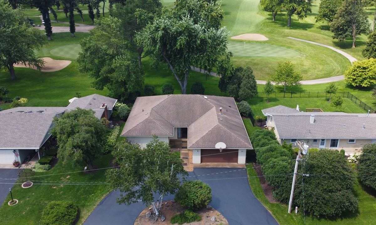 McHenry House | Spacious Ranch blocks away from downtown McHenry