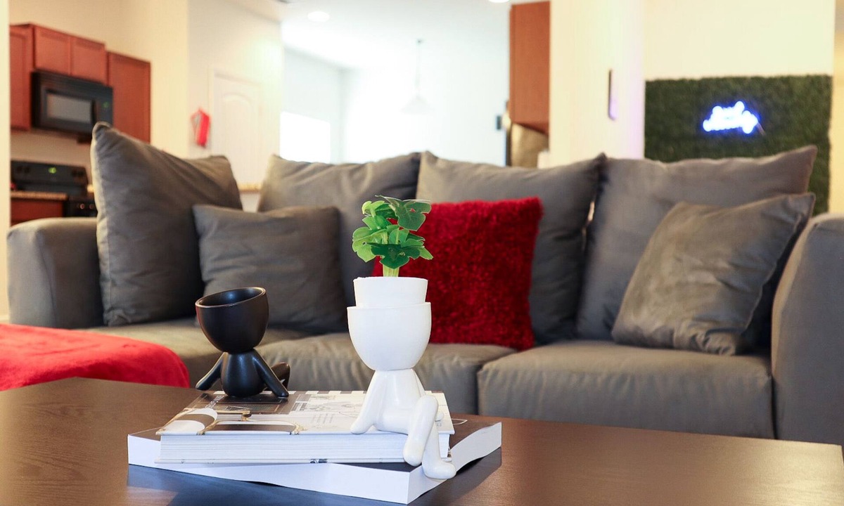 New Castle House | Spacious Ranch home in Quiet Community with a Modern Touch