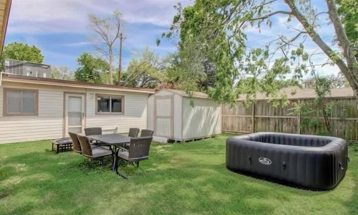 Woodlake - Briar Meadow House | Spacious & Relaxing Retreat | Hot Tub | Backyard Oasis