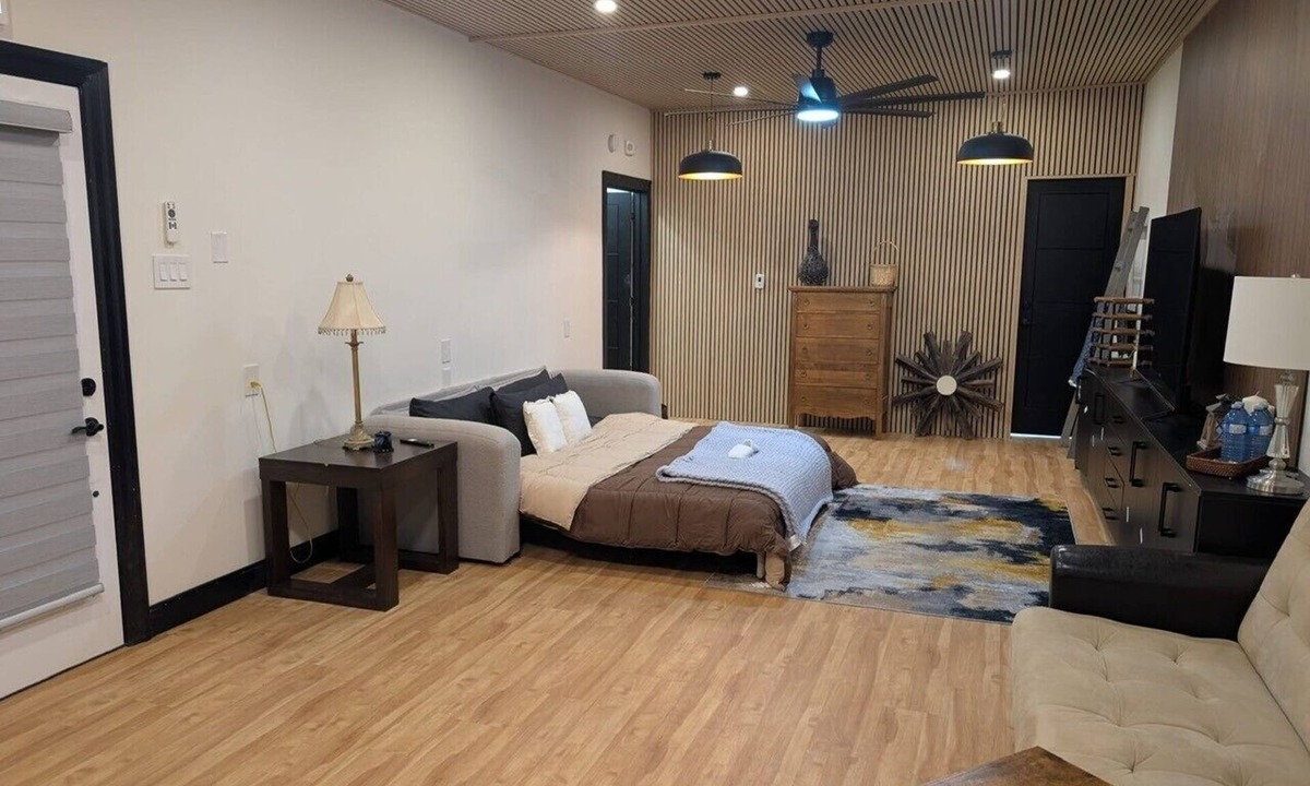 Beamsville Apartment | Spacious Renovated Suite Lincoln Beamsville - Modern Rustic