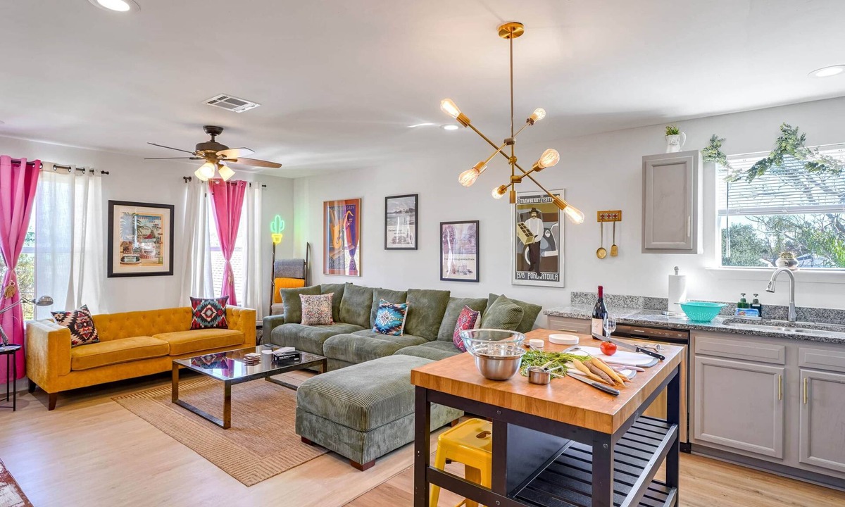 Tulane - Gravier House | Spacious Retreat by FQ | Mini-Pool | EV Parking, | Parking | Patio | Laundry | 1GB Wifi | Parkview |