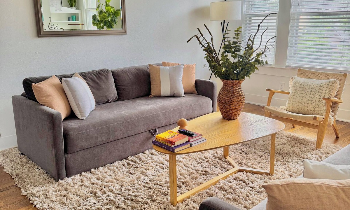 River Road Apartment | Spacious Retreat Near River Walk & The Pearl – 2BR, Ideal for Groups