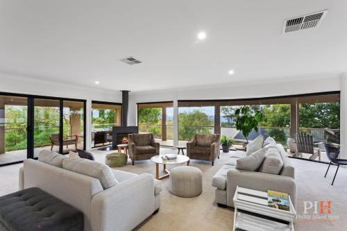 Cowes House | Spacious Retreat with Coastal Views