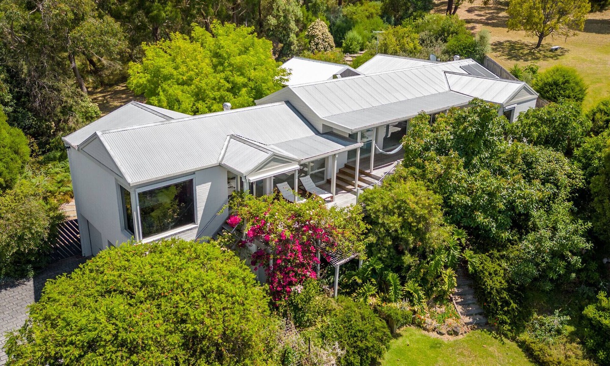 Dromana House | Spacious retreat with ocean views