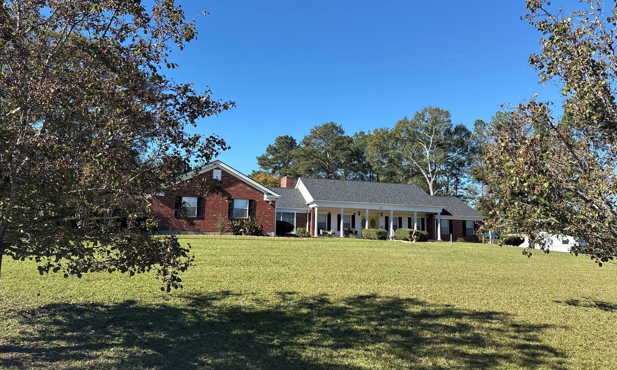 Fairbanks House | Spacious Retreat with room for large groups! 2 living areas and a large kitchen.