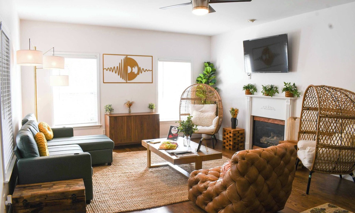 Mechanicsville House | Spacious Retro Home for Groups