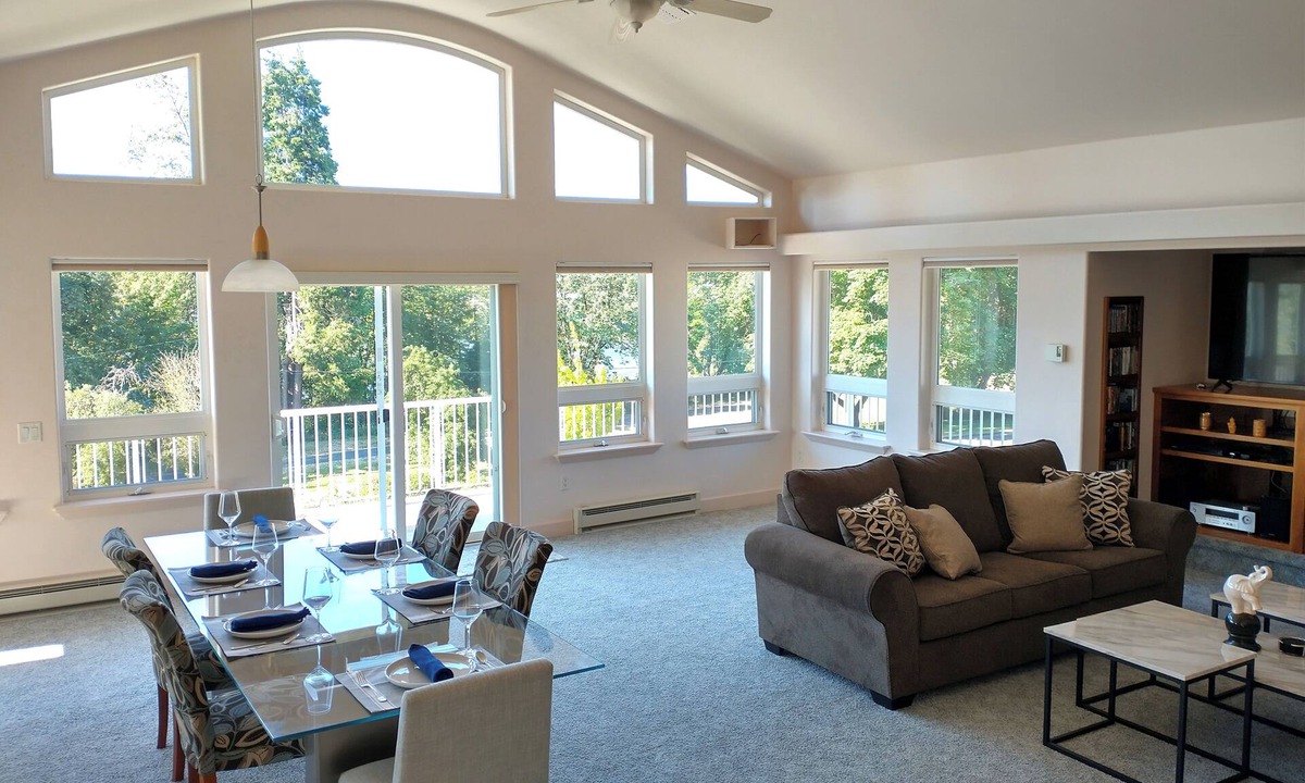 Springfield House | Spacious river view near stadium