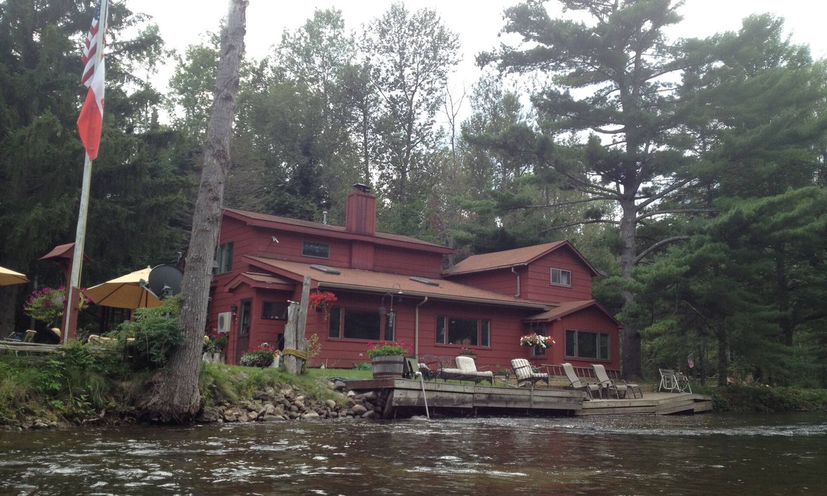 Mayfield House | Spacious Riverfront home. 10 Min to TC but far enough away from it all.