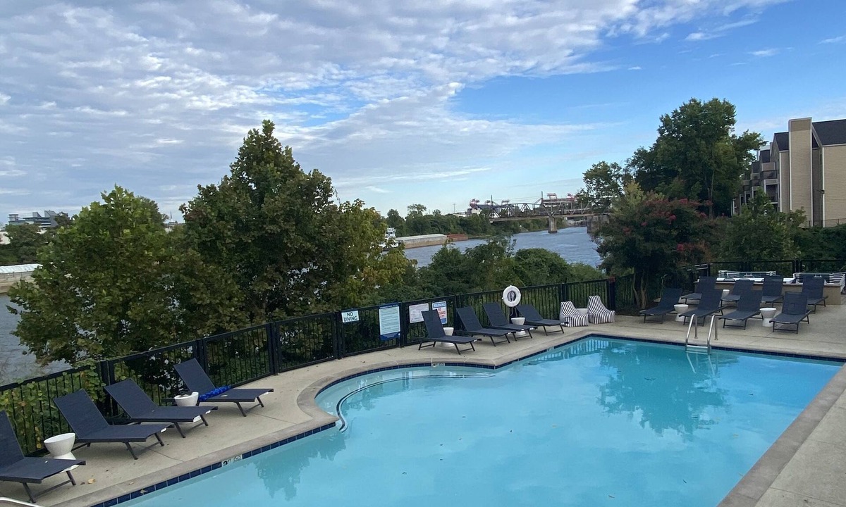 North Capitol Condo | Spacious Riverfront Condo 1 Mile to Broadway Free Covered Parking