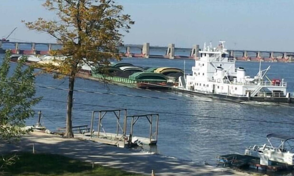 Winfield Cabin | Spacious Riverfront Perch/Easy Access to St.Charles less than 1 Hr to St. Louis