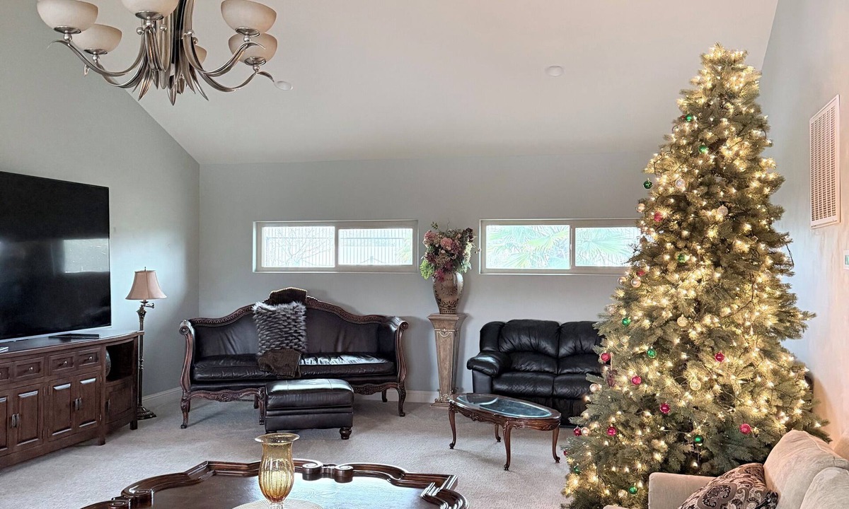 Willow Creek House | Spacious Riverfront Getaway 5 beds 3.5 bath & views