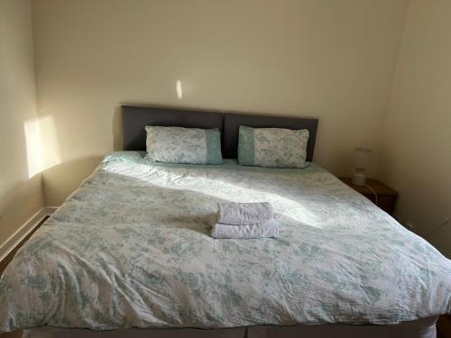 Longcroft Hotel | Spacious room close to tram