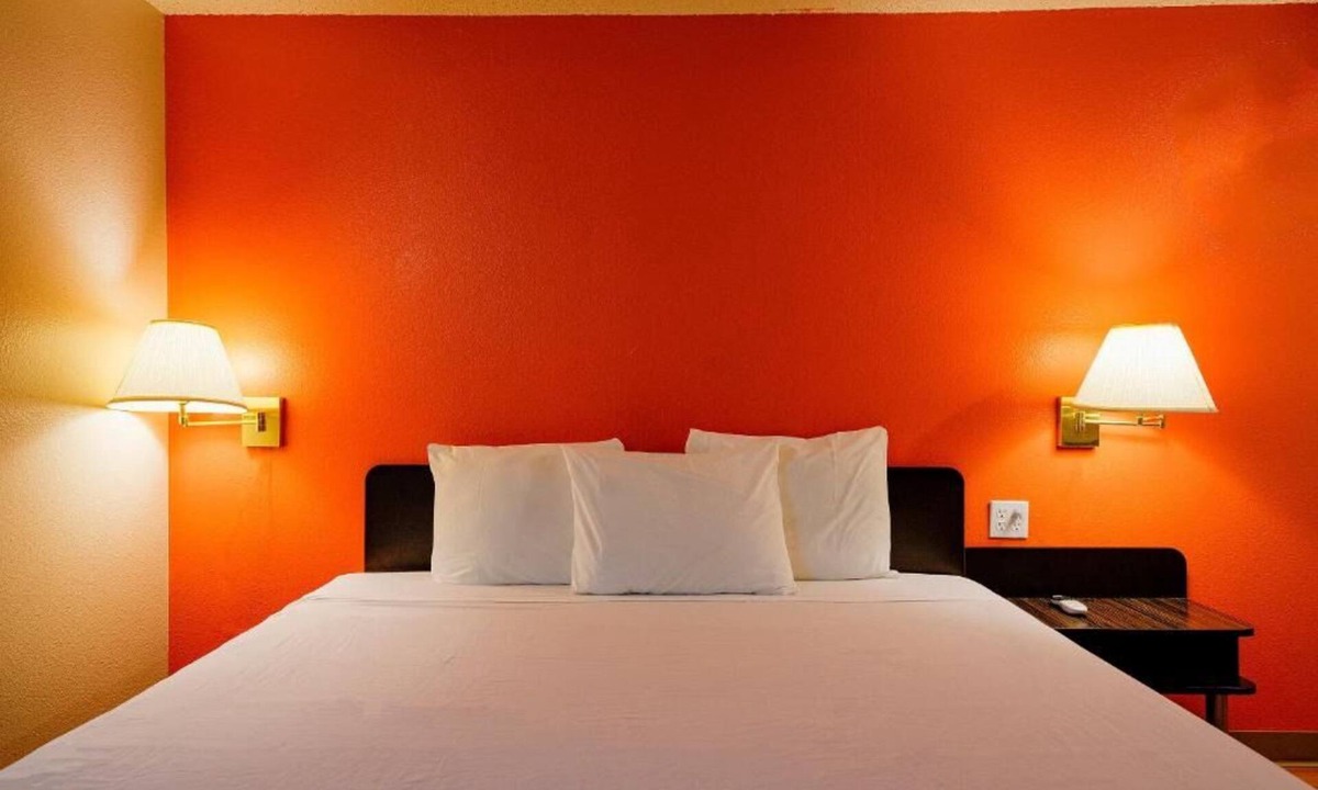 Hermiston Hotel | Spacious Room for Exploring Hermiston’s Shops & Dining — Great Central Location
