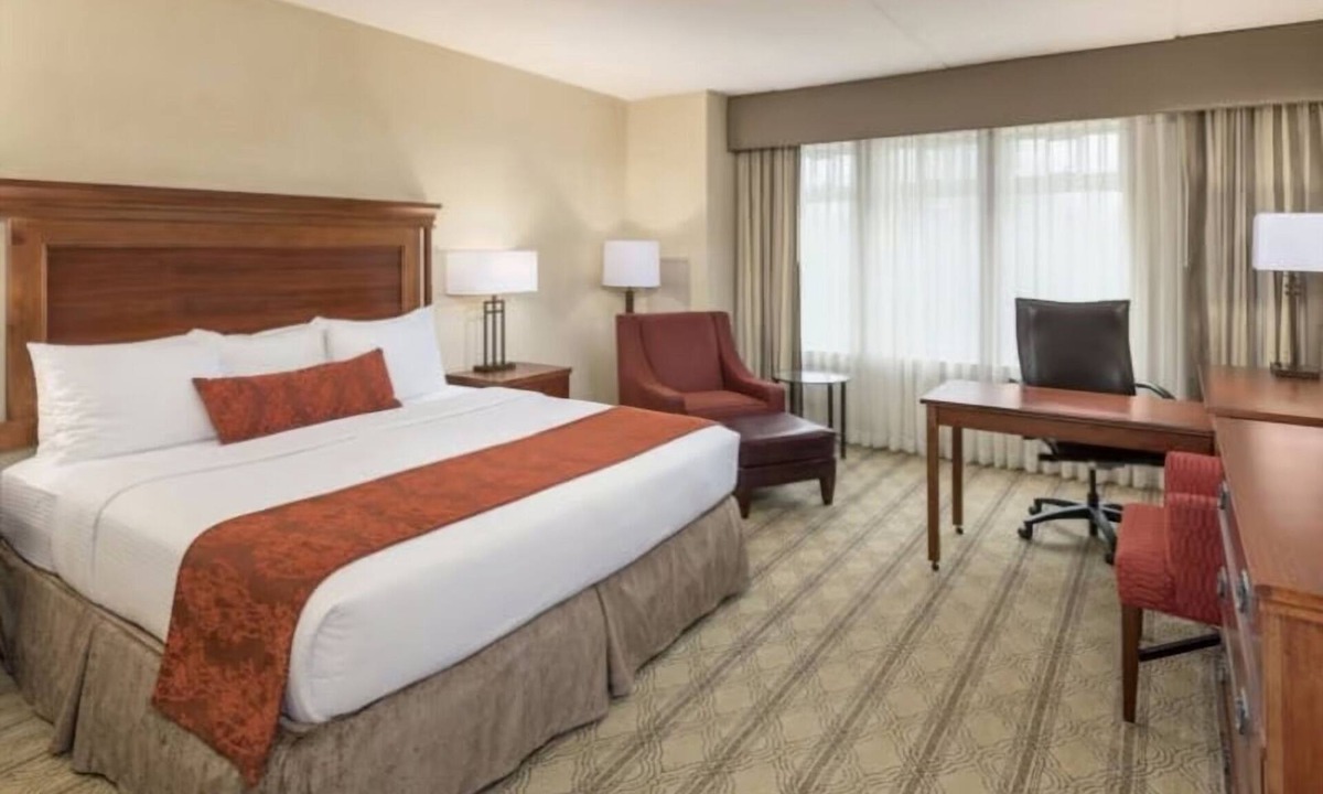Blacksburg Hotel | Spacious Room | King Bed | Free Parking | Near Virginia Tech Campus