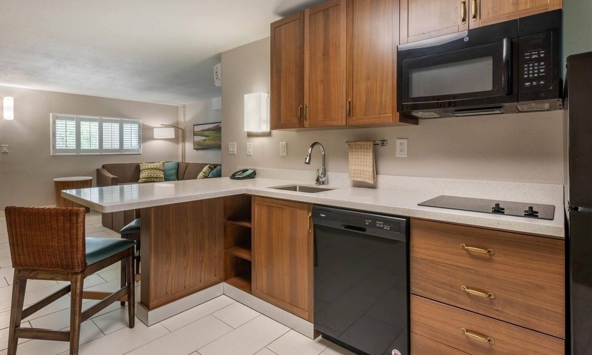 Jekyll Island Hotel | Spacious Room Near Historic District | Onsite Pool