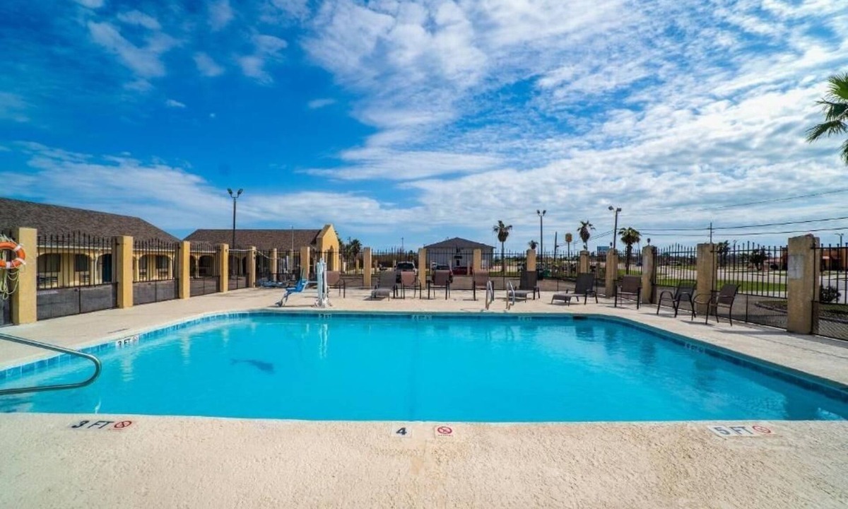 Aransas Pass Hotel | Spacious Room Near Port Aransas Museum + Pool & Parking