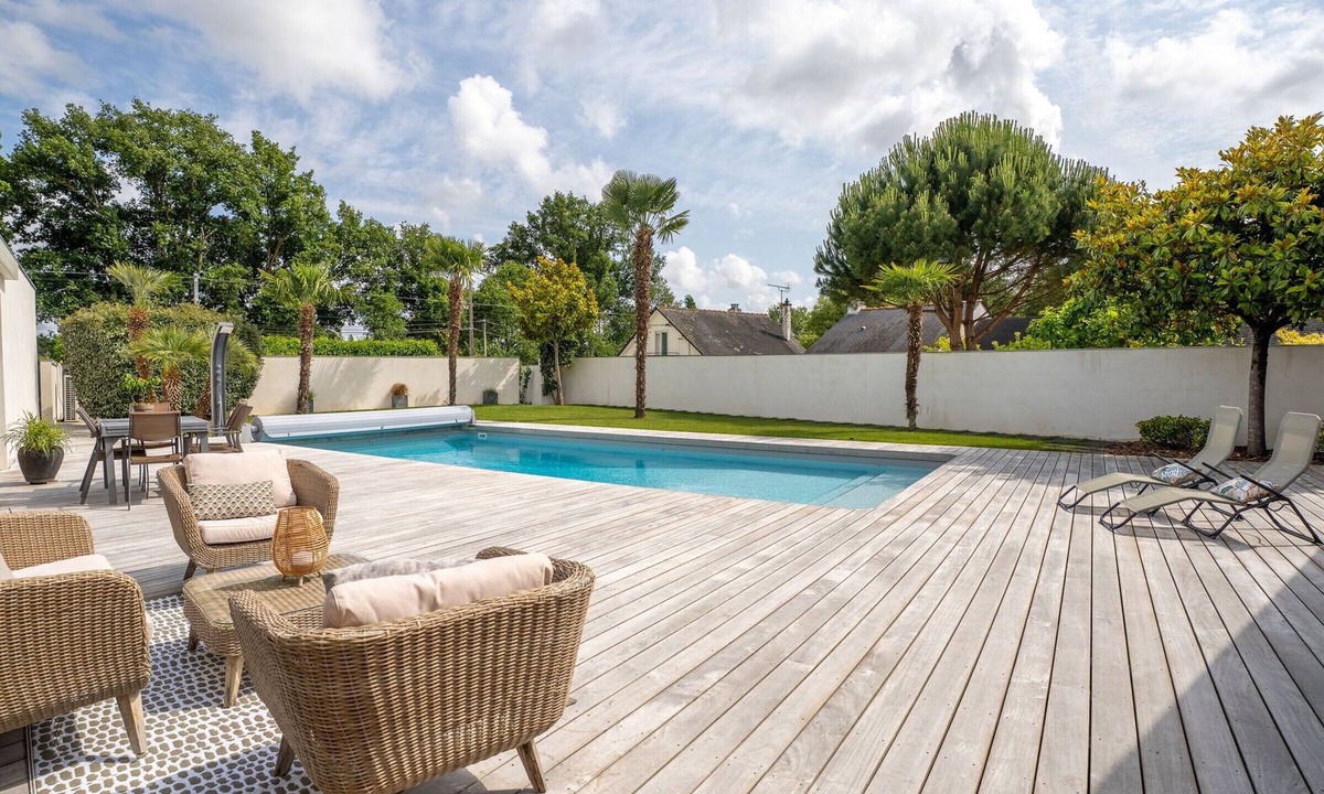 Suce-sur-Erdre Bed & Breakfast | Spacious room with terrace and pool
