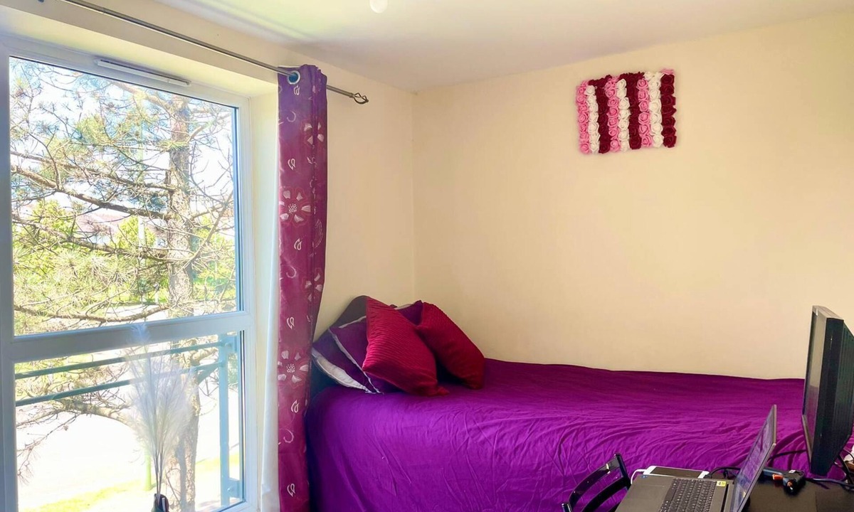 Hatfield Bed & Breakfast | Spacious room with study table next to university