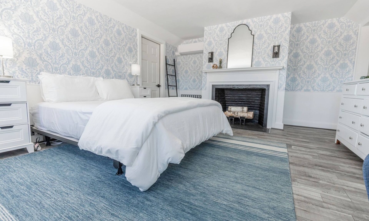 Francestown Apartment | Spacious room with Queen bed and pullout couch - Dog Friendly!