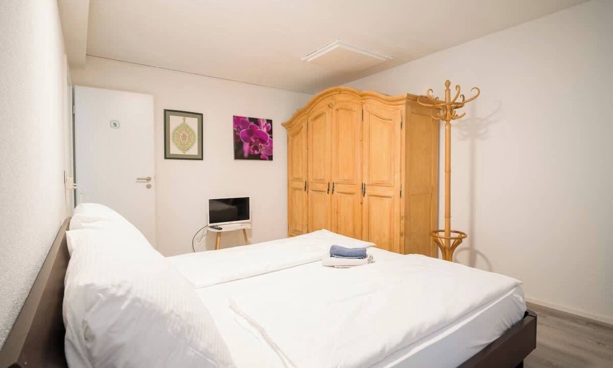 Seebach House | Spacious Room Zurich | Terrace Access | Tram at Door