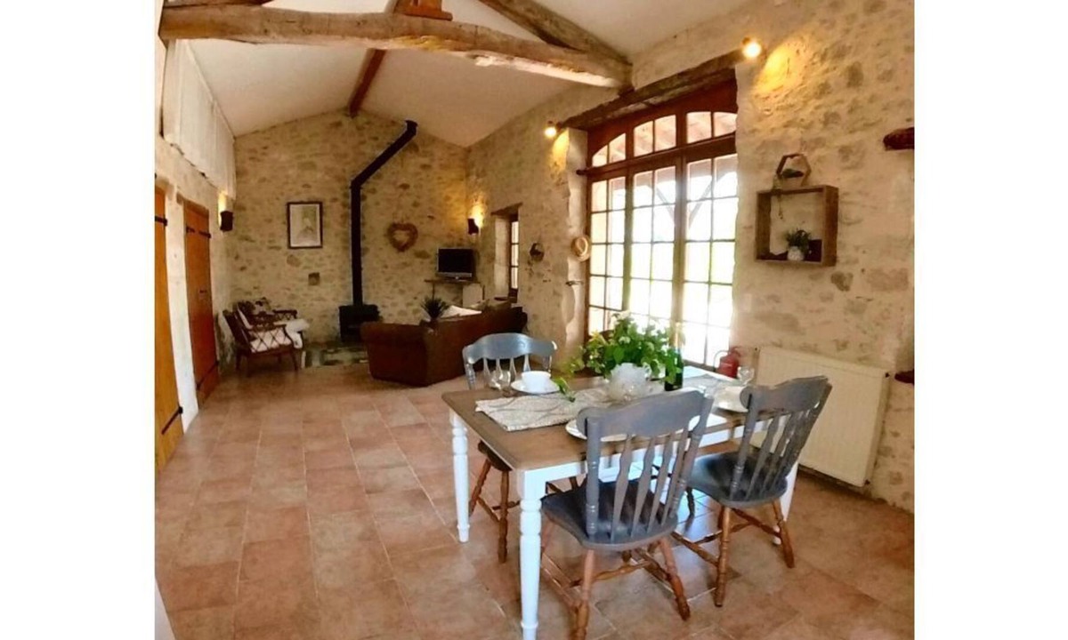 Garonne House | Spacious rural gite, large pool - 5mins from historical villages