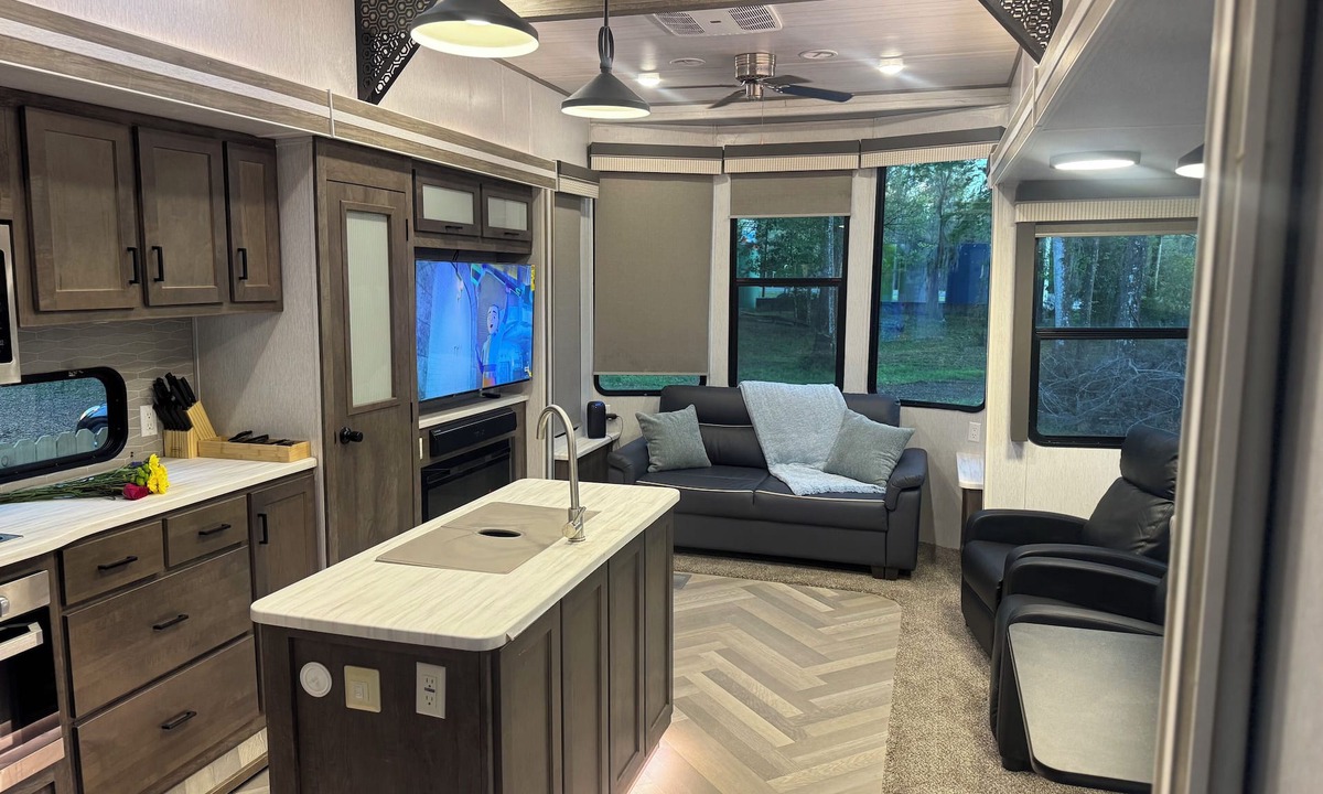 Brooksville House | Spacious RV. 10ft ceilings! Full home size kitchen & Outside firepit and grill!
