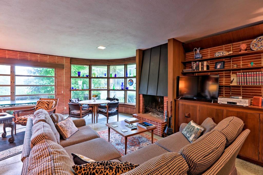 Bel Meade House | Spacious San Antonio Home ~ 5 Mi to Downtown!