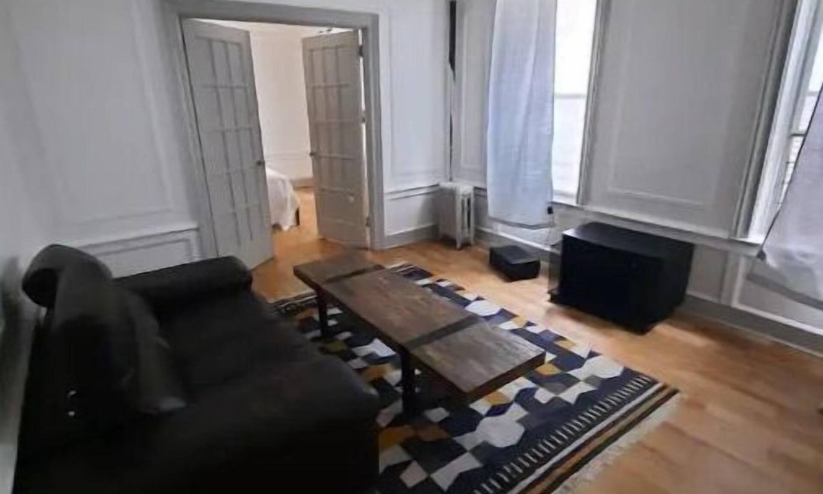 Brownsville House | Spacious Sanctuary 1 block to train!