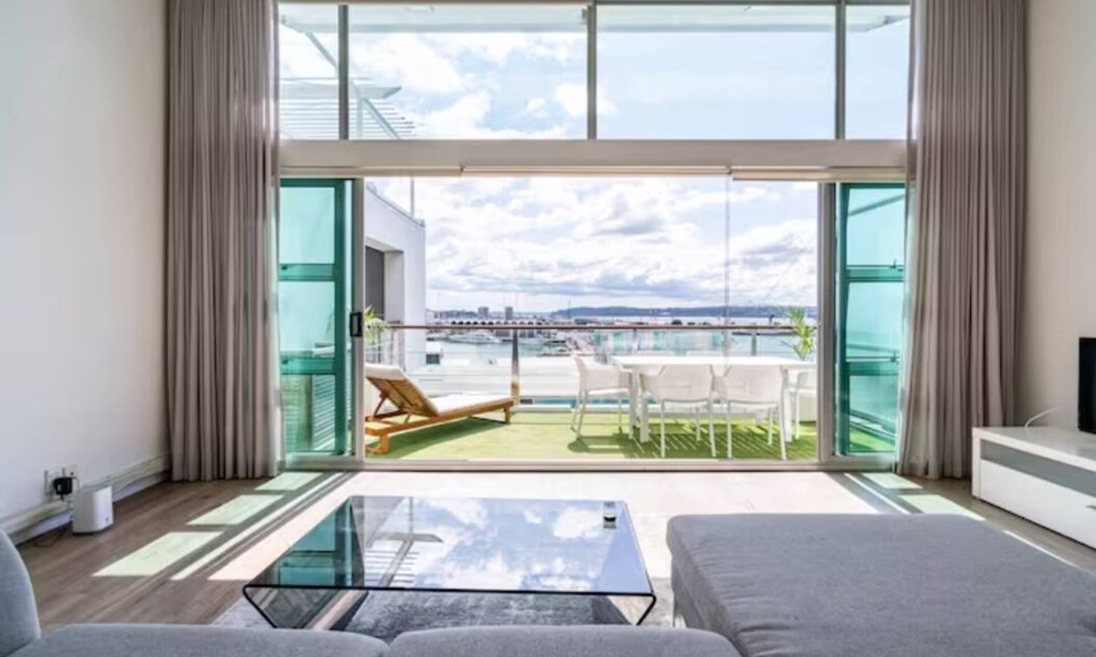 Auckland Central Business District Apartment | Spacious Sanctuary With Spectacular Harbour Views!