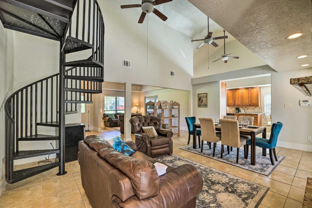 El Lago House | Spacious Seabrook Home w/Patio: 1 Mi to Beach!