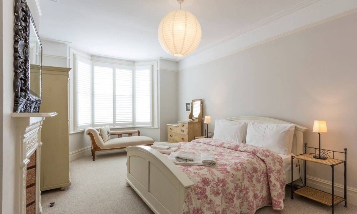 Deal Apartment | Spacious seafront 3-Bed, 3-Bath Apartment. Airy, Step-Free Layout. Free Parking