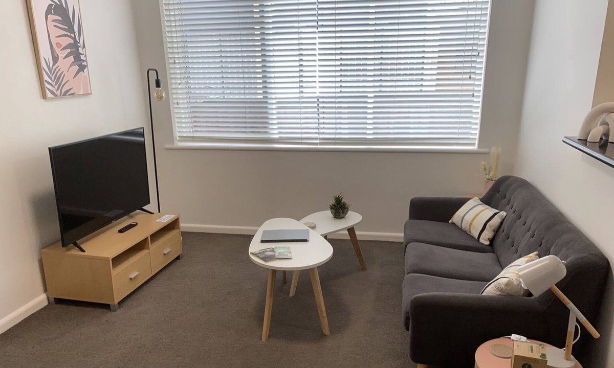 St. Kilda East Apartment | Spacious Secure Ground Level 1 Bedroom Apartment