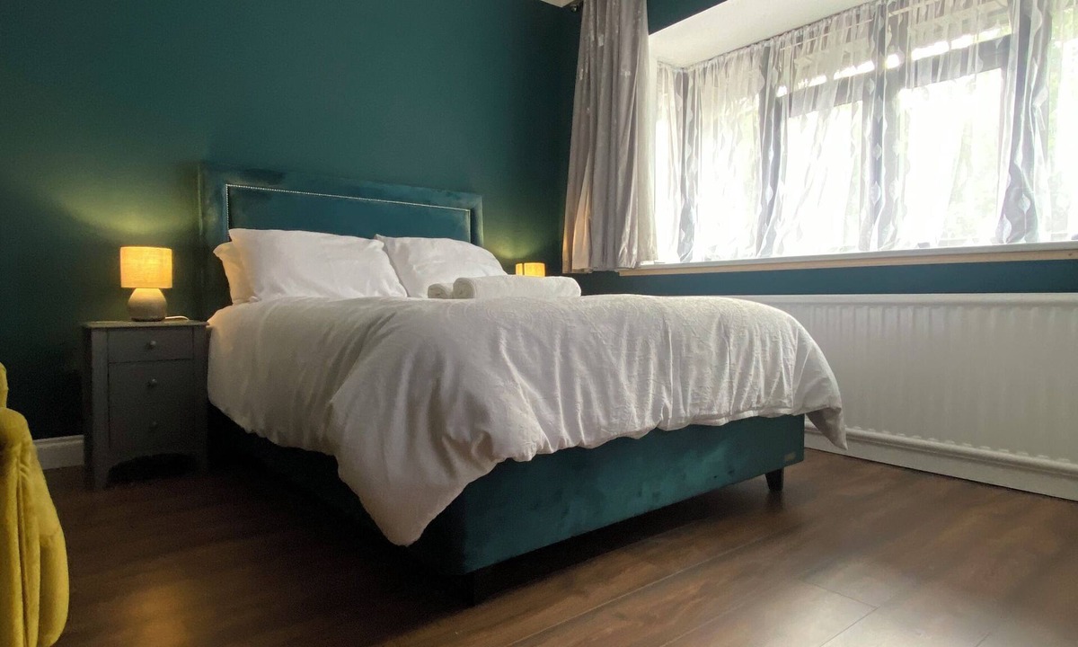 Benfleet Apartment | Spacious self-contained 2-bed apartment with a fully equipped kitchen dinner.