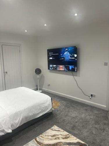 Custom House House | Spacious self-contained studio