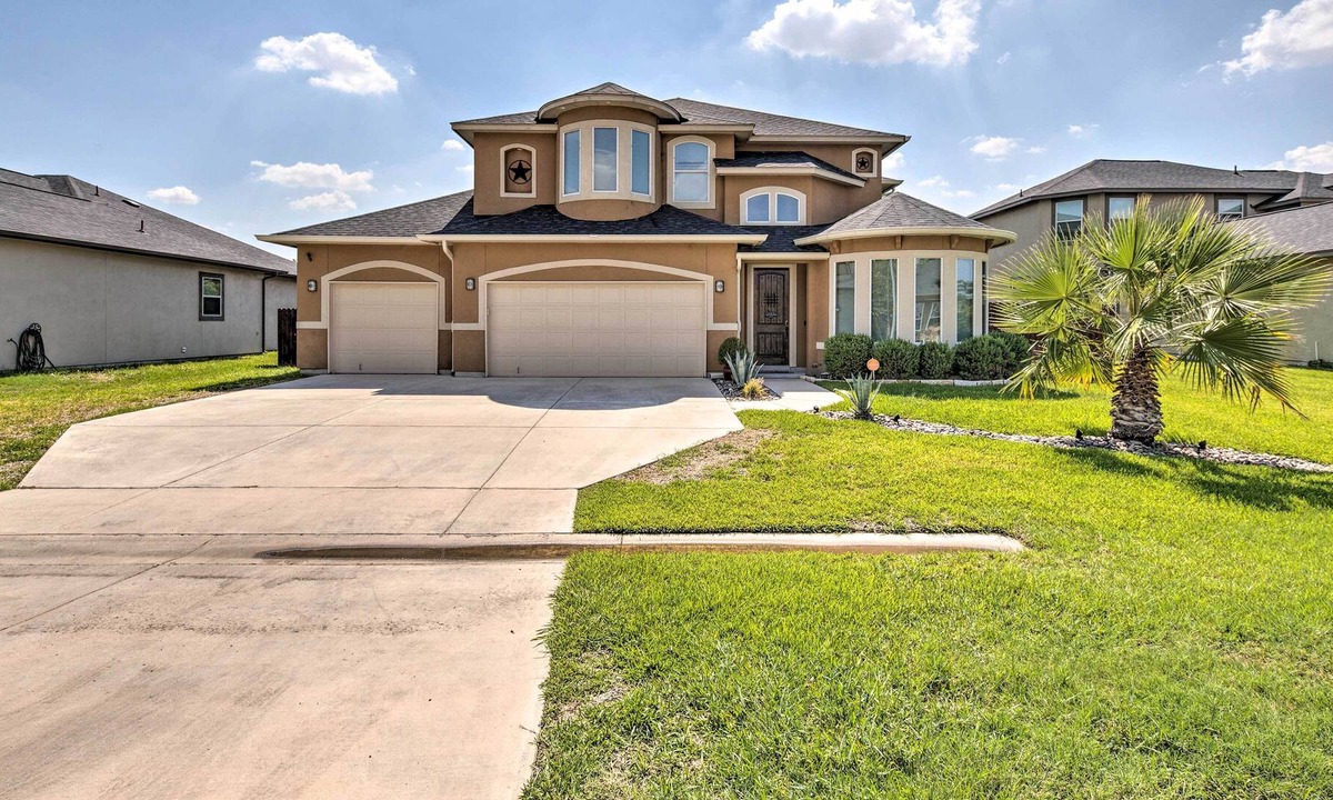 Schertz House | Spacious Selma Home w/ Movie Theater, Patio + Yard