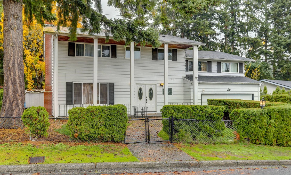 Shoreline Villa | Spacious Shoreline Villa - 10 Mi to Space Needle!