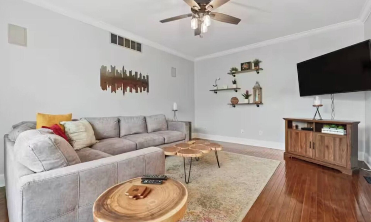 Victorian Village House | Spacious Short North Home - 11 beds/3.5BTH- Steps off High St