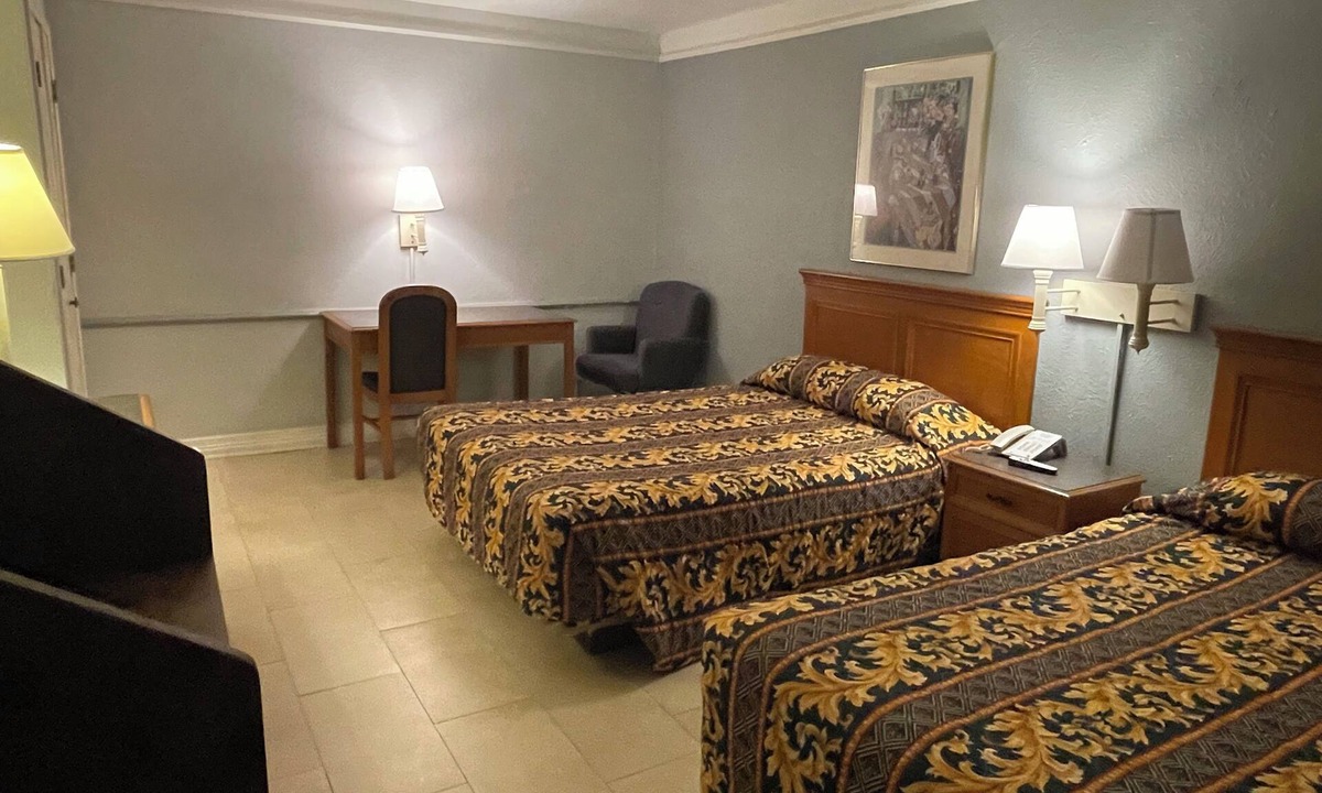 Braeburn Hotel | Spacious Smoking Double Bedroom in Heart of Houston with AC comfort