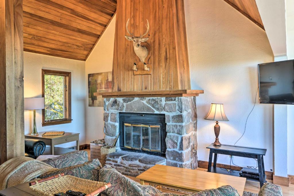 Edray House | Spacious Snowshoe Cabin with Sunset Mtn Views!