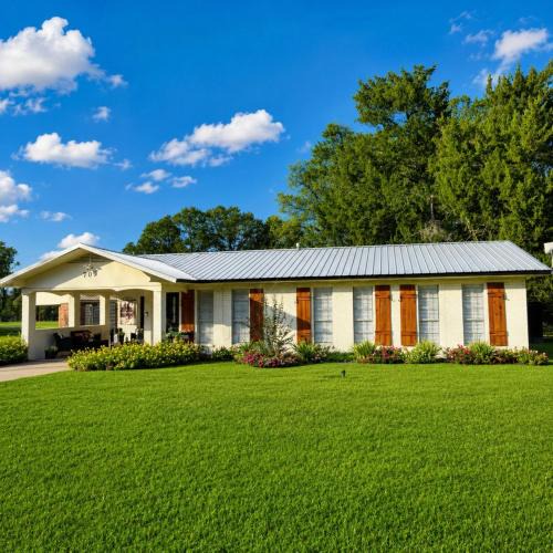 Marksville Villa | Spacious Southern Retreat - Sleeps 10 - 5 Beds
