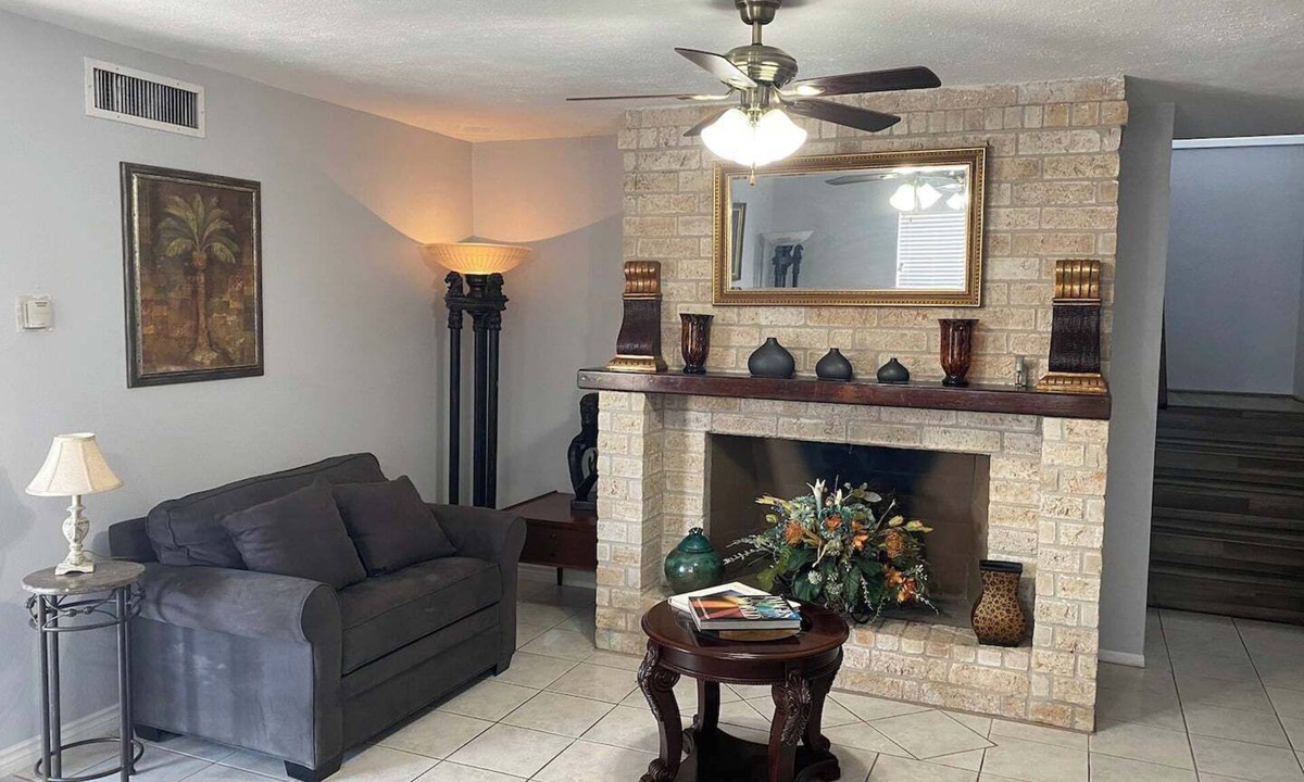 South Side House | Spacious Southside Home 1 King & 1 Queen bed!