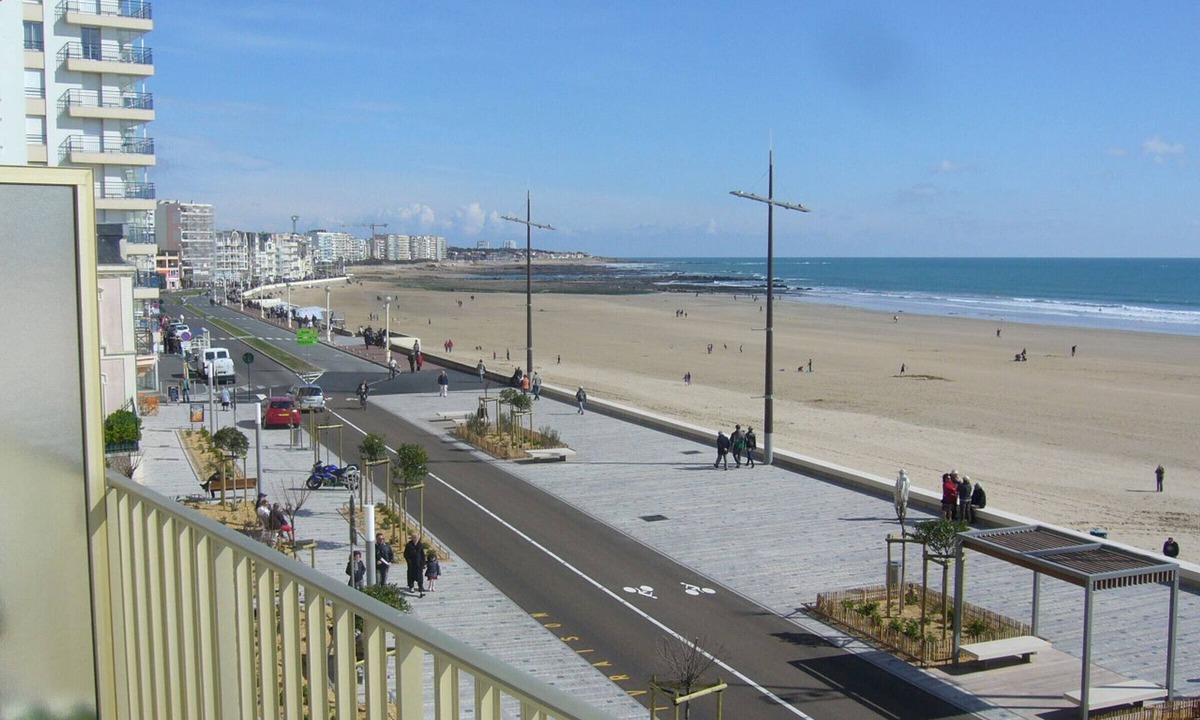 Les Sables d'Olonne Apartment | Spacious Studio with Sea View, Near Shops, and Direct Beach Access