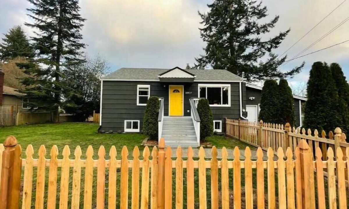 Edmonds House | Spacious, stocked 1 BR Suite with Yard in Edmonds!