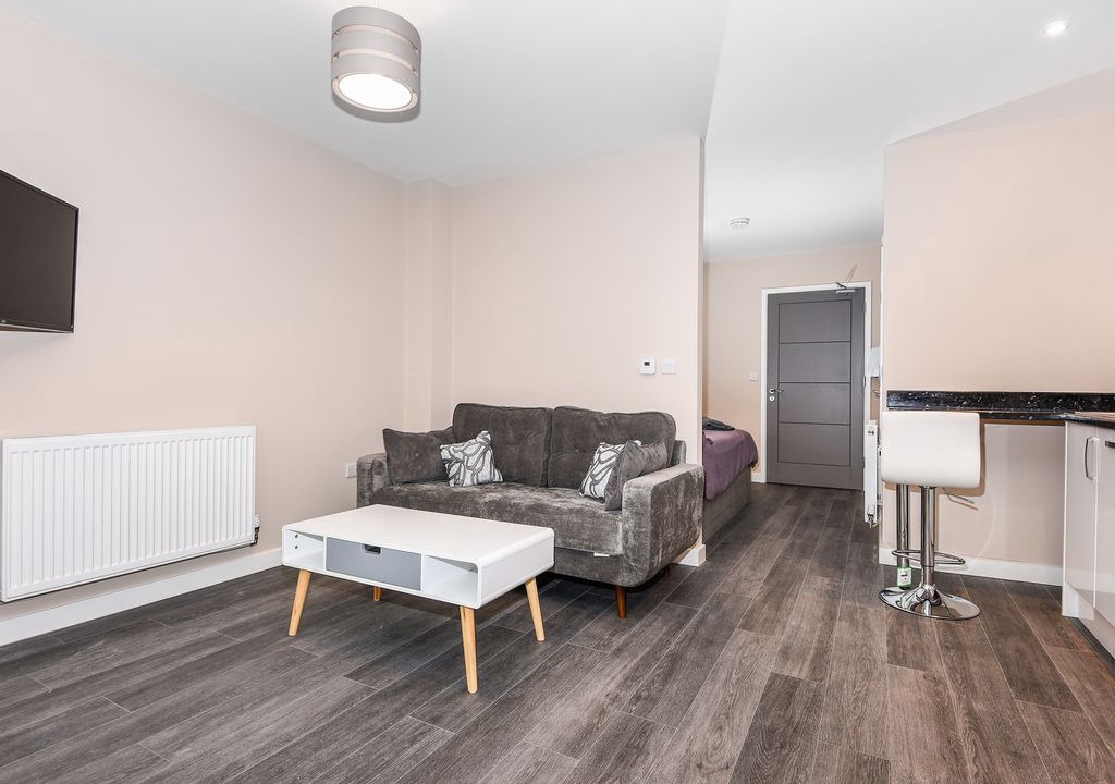 Runnymede Apartment | Spacious Studio Apartment Close To Heathrow