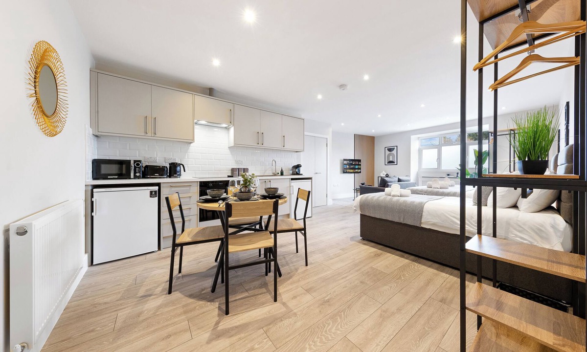 Southgate Green Apartment | Spacious Studio- 20min to Central London